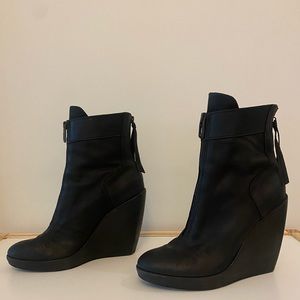 DOLCE VITA BLACK ZIPPERED WEDGE-HEELED BOOT W/38